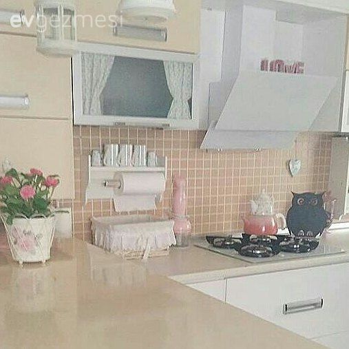 Mutfak, Amerikan Mutfak, Country mutfak, Beyaz, Krem, Mutfak tezgahı, Mutfak tezgah arası, Ev bitkisi, Çiçeklik, Çiçekler, Tabure, Davlumbaz