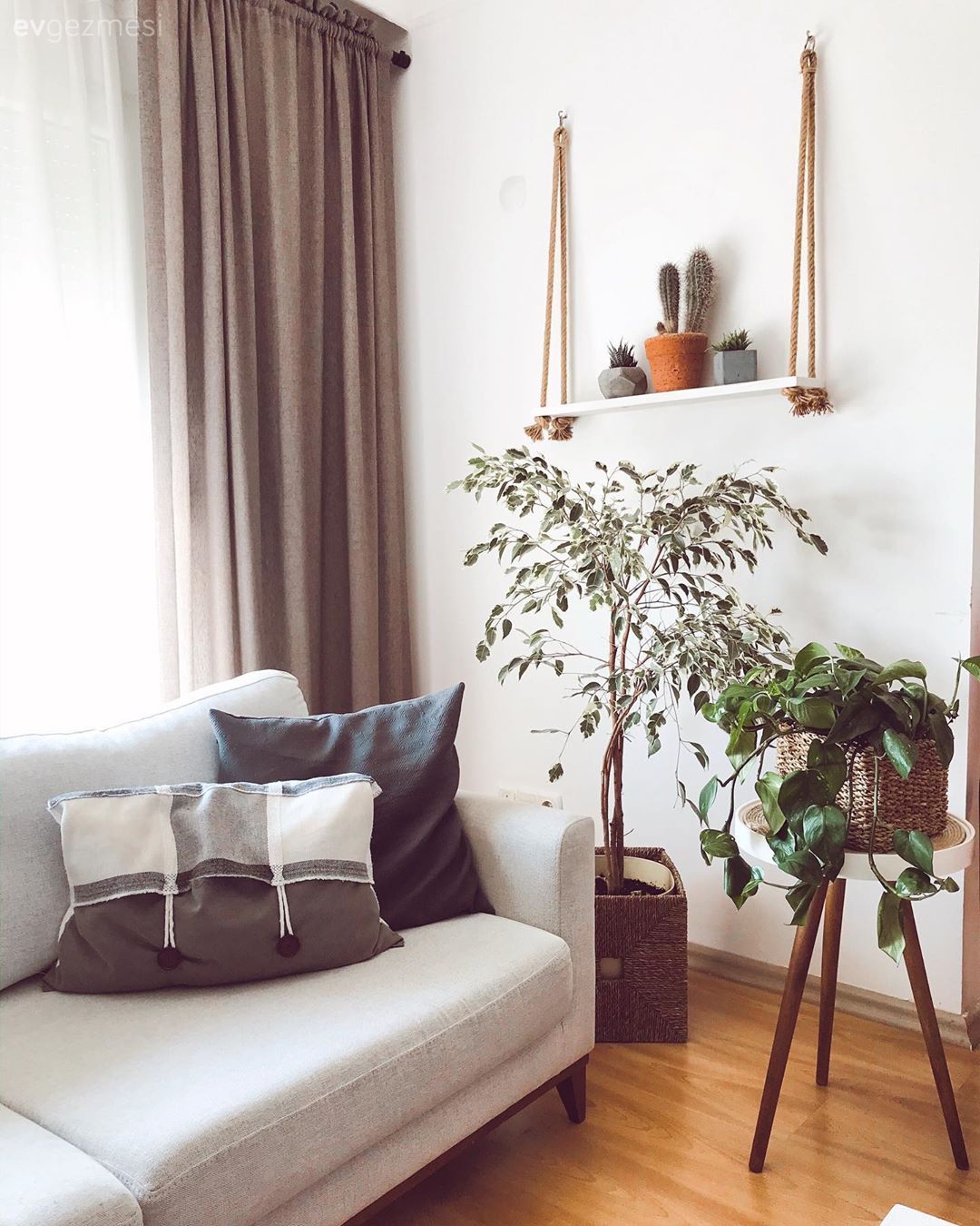 Salon, Bej, Gri, Vizon, Fon perde, Perde, Tül perde, Koltuk takımı, Ev bitkisi, Duvar rafı, Duvar dekorasyonu, Kırlent, Ev tekstili, Parke