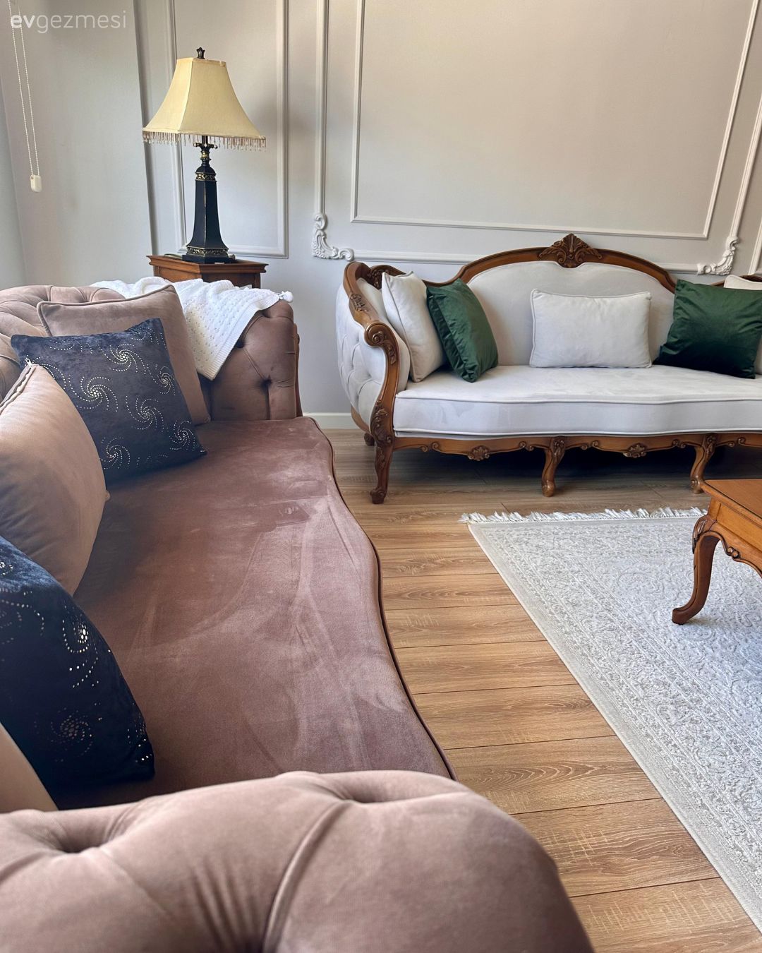 Salon, Country, Vizon, Kahverengi, Bej, Gri, Ahşap Mobilya, Koltuk takımı, Gri duvar, Duvar çıtalama, Halı, Abajur, Aydınlatma, Dekoratif Objeler, Kırlent, Ev tekstili