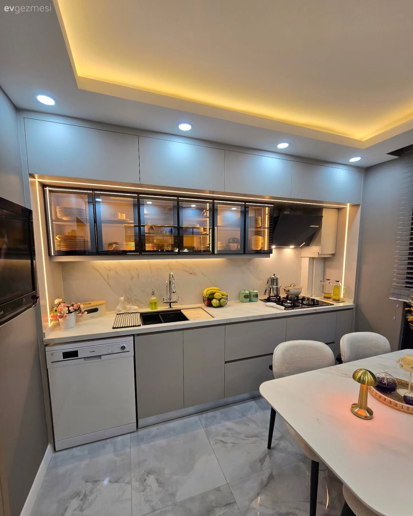 Koridor Tipi Bu Modern Mutfağın Cazibe Noktası Cam Kapaklar