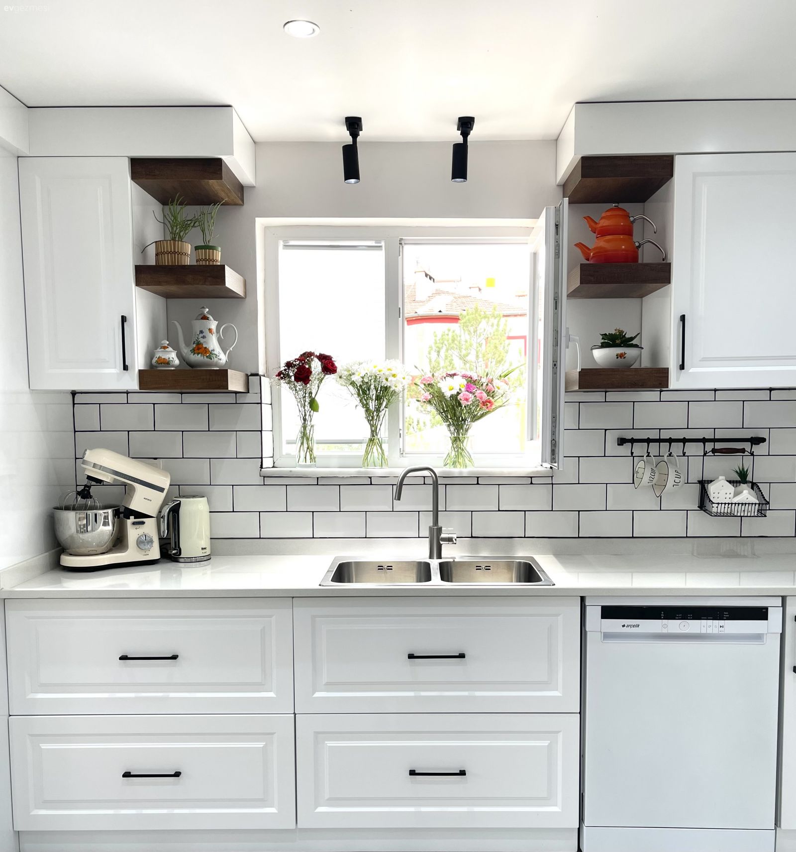 Mutfak, Beyaz, Shaker kapaklı dolaplar, Mutfak tezgahı, Mutfak tezgah arası, Tezgah arası seramik, Mutfak aksesuarları