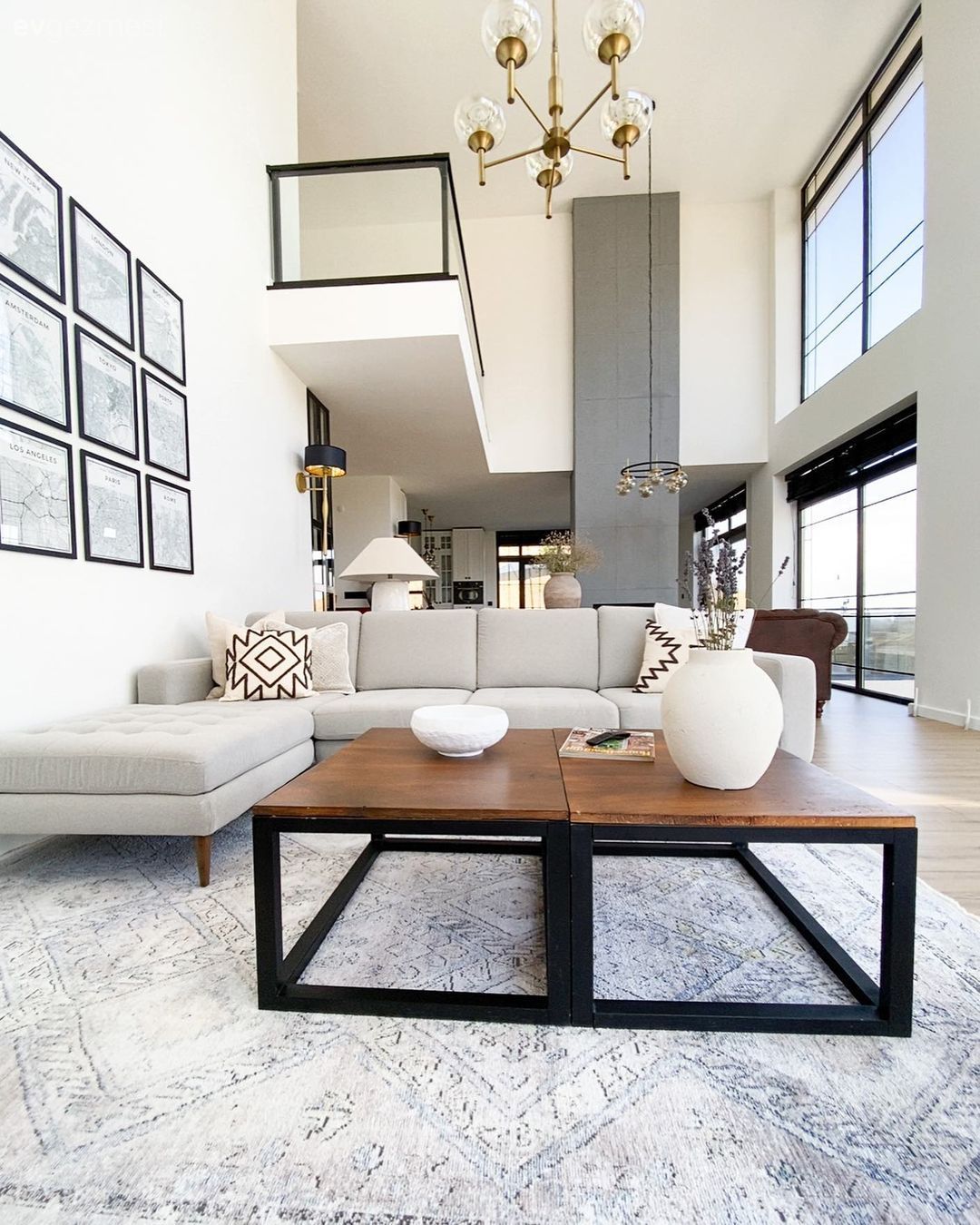 Salon, Dubleks evler, Modern, İskandinav, Bej, Krem, Beyaz, Ahşap Mobilya, Köşe koltuk, Koltuk takımı, Uzanma koltuklu köşe, Galeri duvarı, Duvar dekorasyonu, Avize, Aydınlatma, Salon avizesi, Orta sehpa, Sehpa, Halı, Salon halısı, Siyah, Vazo, Ev Aksesuar, Dekoratif Objeler