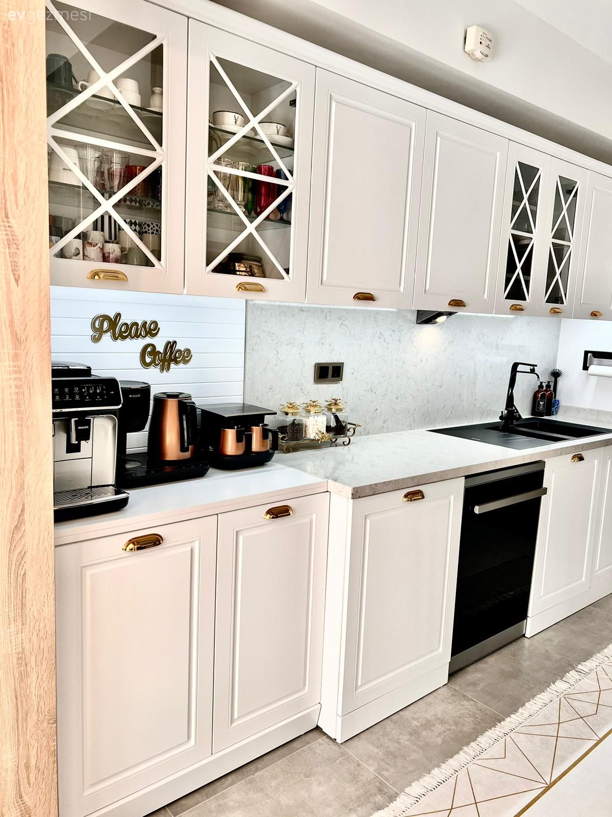 Mutfak, Country, Beyaz, Siyah, Altın, Shaker kapaklı dolaplar, Mutfak tezgahı, Mutfak tezgah arası, Tezgah arası doğal taş, Ankastre, Davlumbaz, Avize, Aydınlatma, Halı, Mutfak halısı