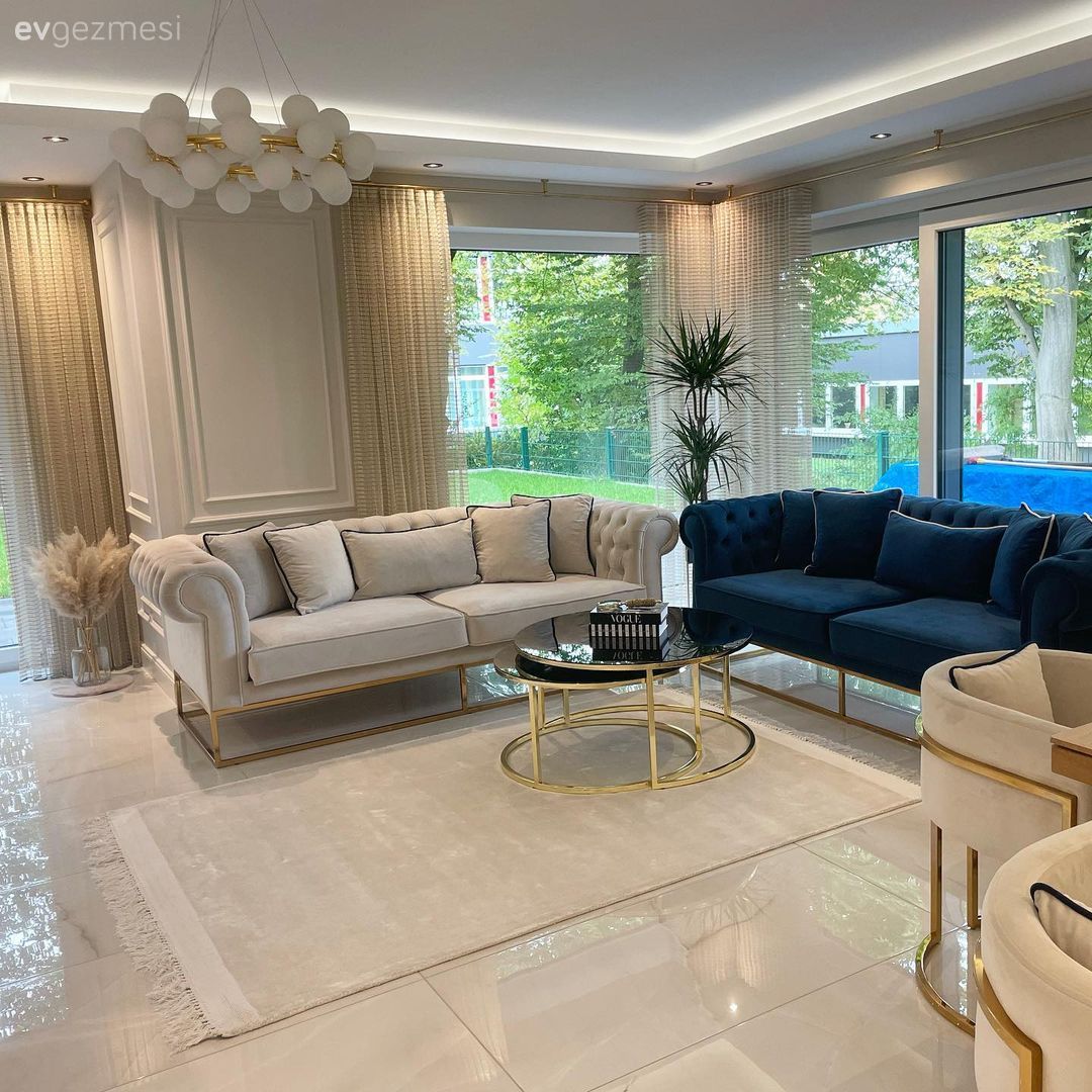 Bu Göz Alıcı Evde Uyumlu Renkler Metalik Işıltılarla Pekiştirilmiş