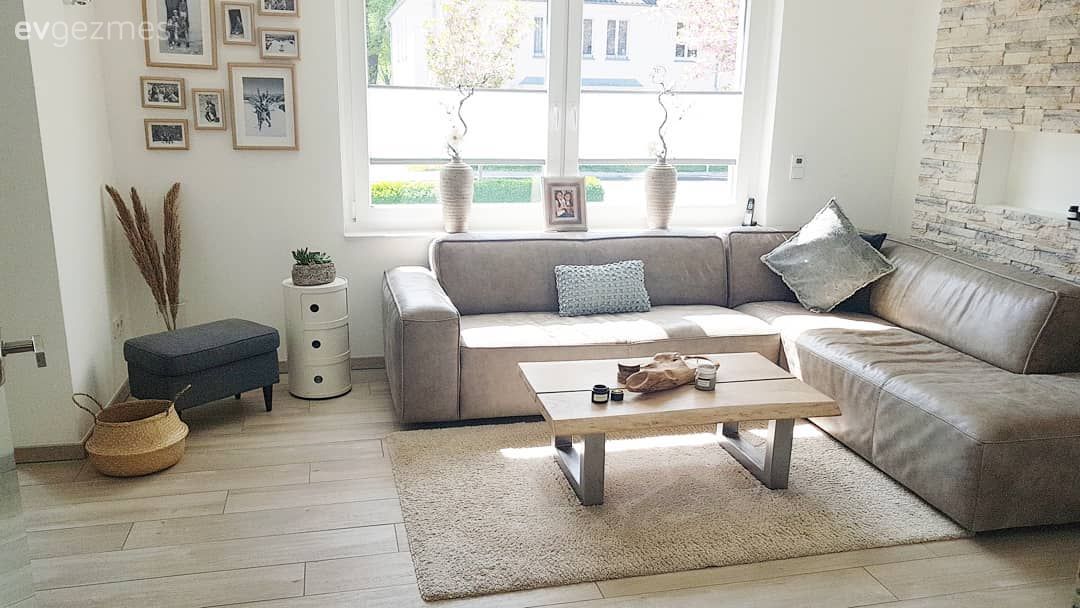 Salon, Modern rustik, Bej, Beyaz, Vizon, Köşe koltuk, Koltuk takımı, Kırlent, Ev tekstili, Taş duvar, Duvar dekorasyonu, Orta sehpa, Sehpa, Çerçeve, Puf, Yan sehpa, Parke