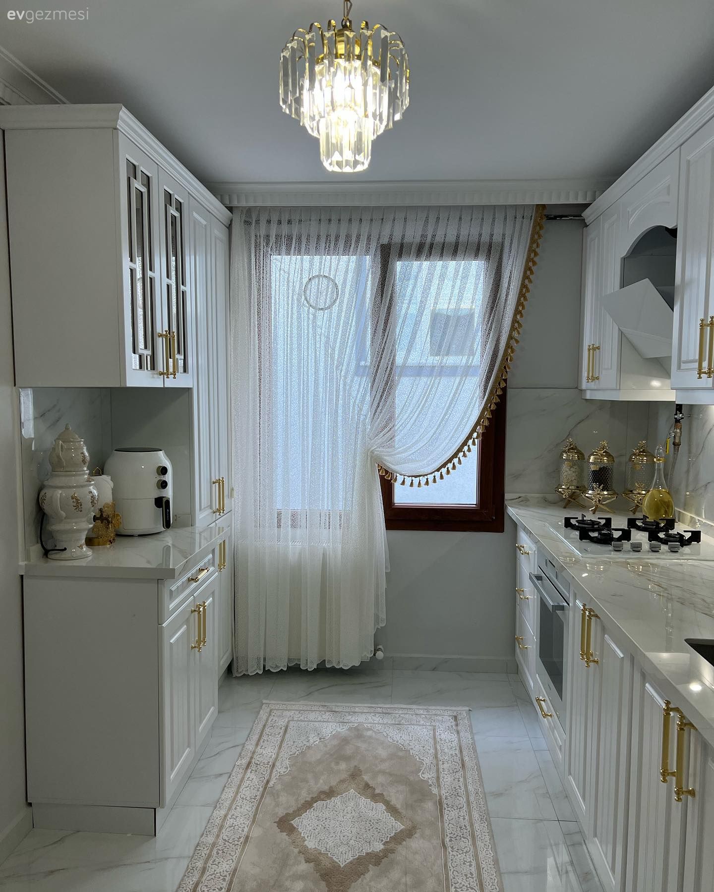 Mutfak, Beyaz, Klasik, Altın, Shaker kapaklı dolaplar, Mutfak tezgahı, Mutfak tezgah arası, Porselen tezgah, Mutfak aksesuarları, Mutfak perdesi, Ekstra mutfak dolabı, Mutfak halısı, Mutfak Avize Modelleri