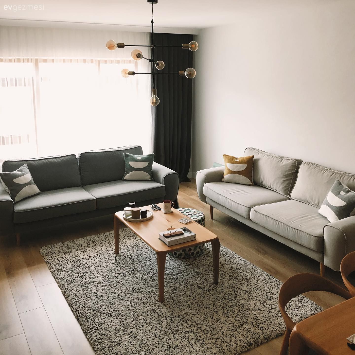 Salon, Fon perde, Perde, Beyaz, Siyah, Avize, Aydınlatma, Orta sehpa, Sehpa, Halı, Salon halısı, Duvar dekorasyonu, Parke, Dekoratif Objeler, Gri koltuk, Koltuk takımı, Kırlent, Ev tekstili