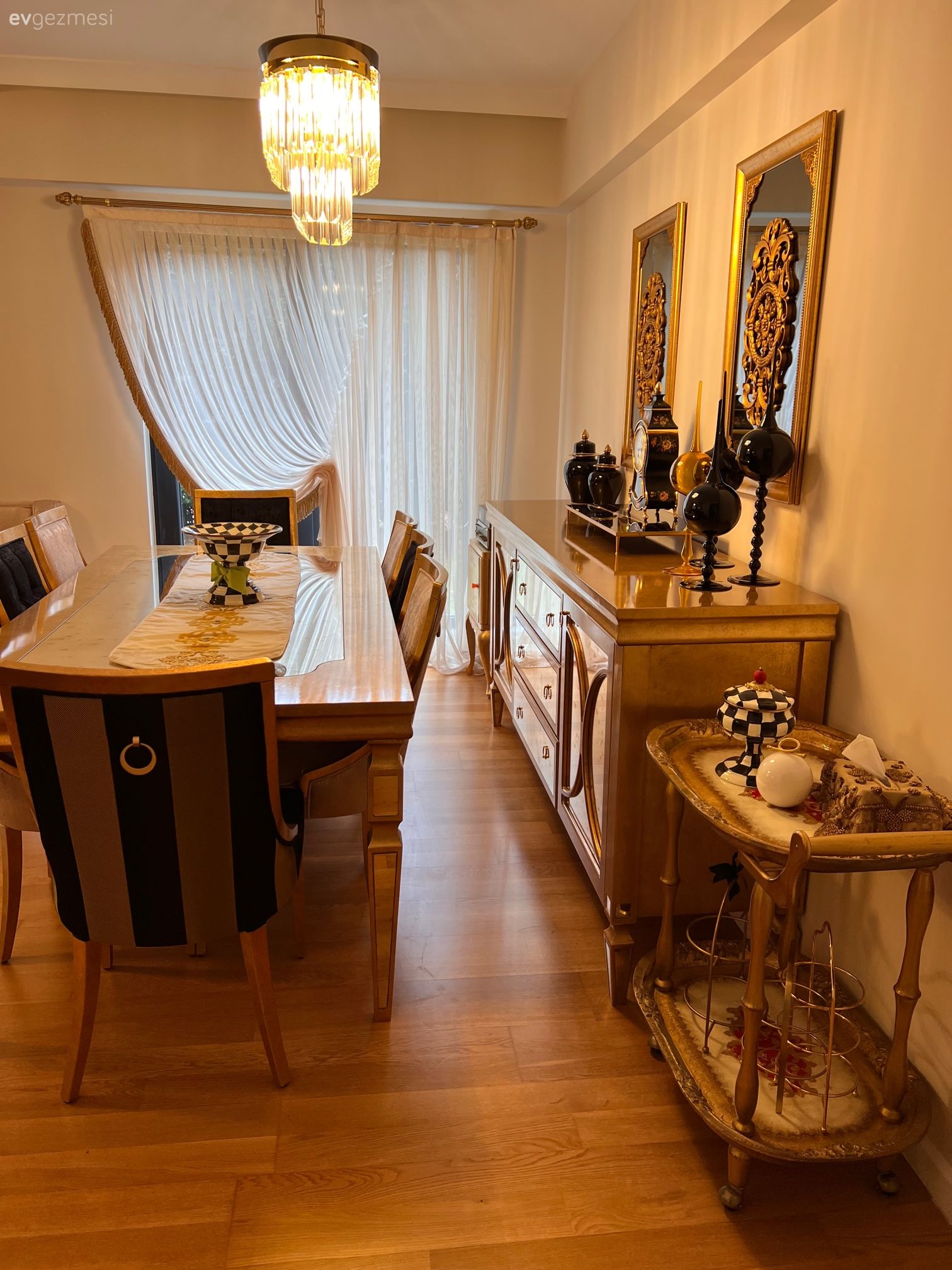 Yemek Odası, Klasik, Konsol, Konsol üzeri dekoratif objeleri, Sandalye, Yemek masası, Tablo, Duvar dekorasyonu, Tül perde, Perde, Avize, Aydınlatma, Dekoratif Objeler