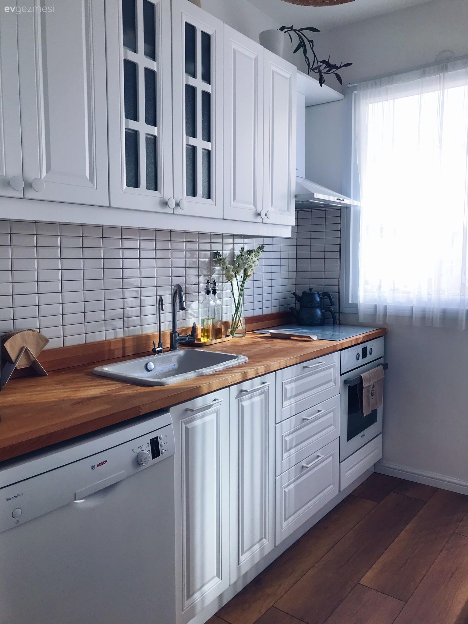 Mutfak, Beyaz, İskandinav, Beyaz ve ahşap mutfak, Shaker kapaklı dolaplar, Ahşap mutfak tezgahı, Mutfak tezgahı, Metro seramik, Seramik, Parke