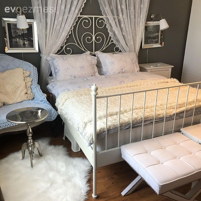 Yatak Odası, Country, Beyaz, Cibinlik, Yatak başlığı, Puf, Peluş, Gri duvar, Aplik, Aydınlatma, Ayna çerçeve, Aynalı aksesuar