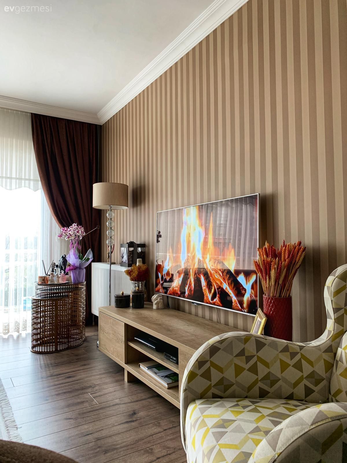 Çizgili duvar kağıdı, Kahverengi, Krem, Berjer, Tv ünitesi, Tv ünitesi aksesuarları, Ev Aksesuar, Ahşap Mobilya, Vazo, Lambader, Aydınlatma, Yan sehpa, Sehpa