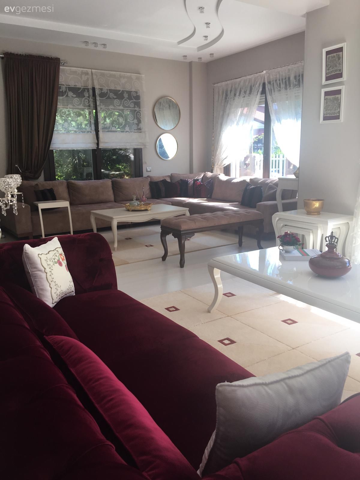 Salon, Kırmızı, Beyaz, Vizon, Tül perde, Perde, Fon perde, Koltuk takımı, Orta sehpa, Sehpa, Halı, Salon halısı, Yuvarlak ayna, Dekoratif ayna, Yan sehpa, Zigon sehpa, Bordo