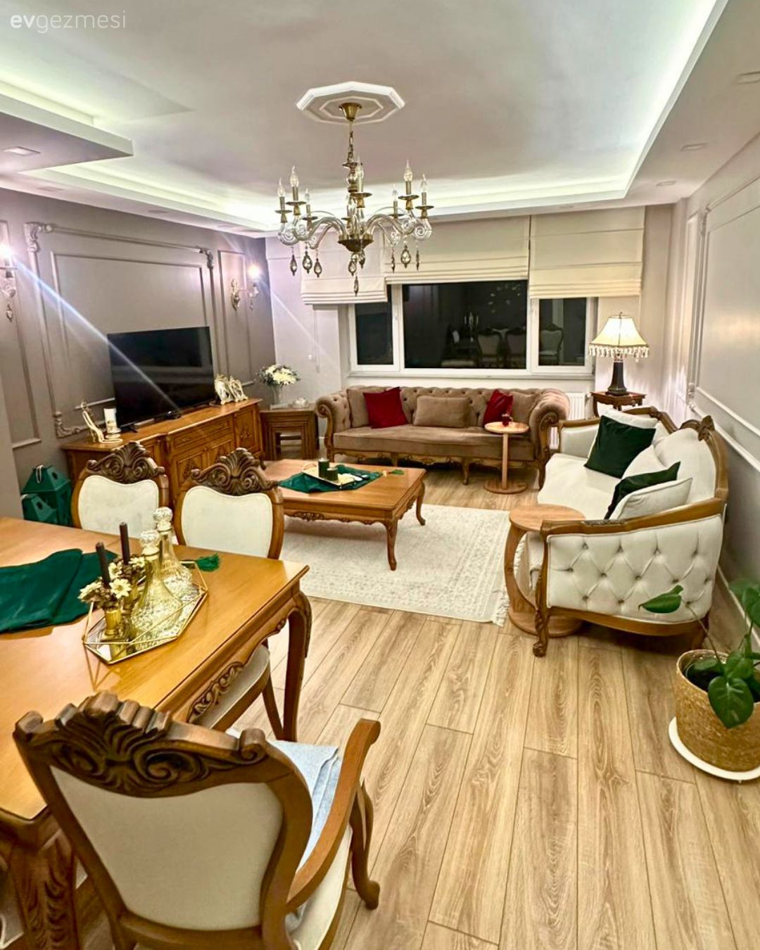 Salon, Country, Krem, Kahverengi, Ahşap Mobilya, Kırmızı, Koltuk takımı, Vizon, Katlamalı perde, Perde, Avize, Aydınlatma, Taşlı avize, Salon avizesi, Orta sehpa, Sehpa, Halı, Salon halısı, Dekoratif Objeler, Gri duvar, Duvar çıtalama, Parke