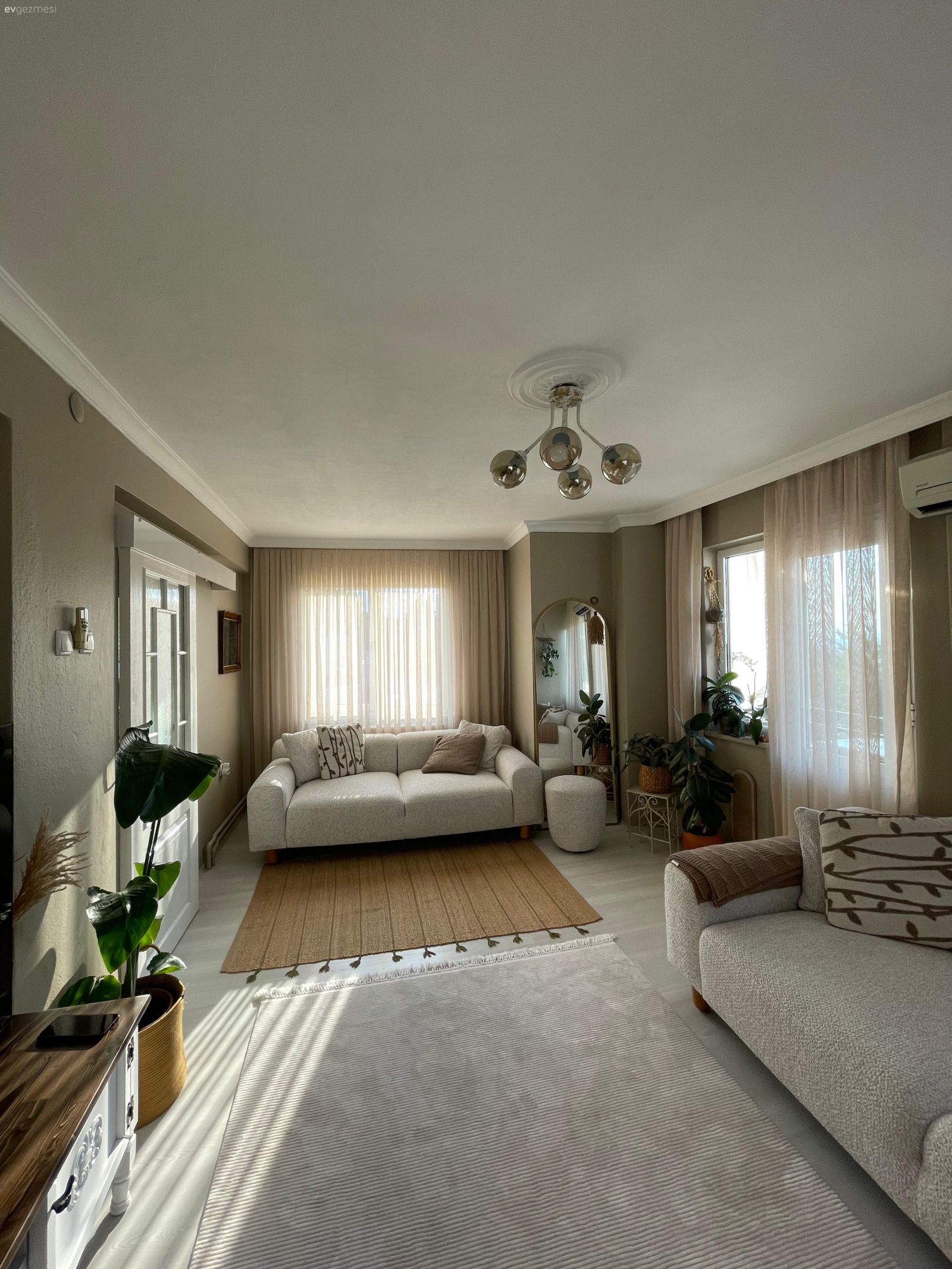 Salon, Bohem Dekorasyon, Beyaz, Krem, Bej, Kırlent, Ev tekstili, Fon perde, Perde, Tül perde, Koltuk takımı, Ev bitkisi, Halı, Salon halısı, Saksı, Avize, Aydınlatma, Salon avizesi, Tv ünitesi, Tv ünitesi aksesuarları, Ev Aksesuar, Duvar dekorasyonu