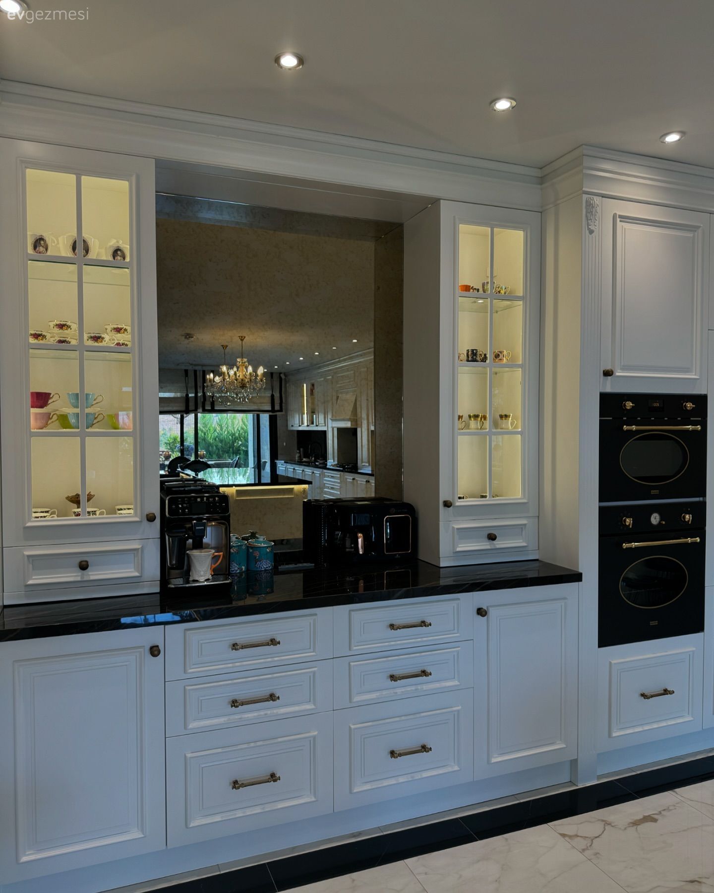 Bu Gösterişli Evde Zıt Renklerin Uyumuna Başvurulmuş!