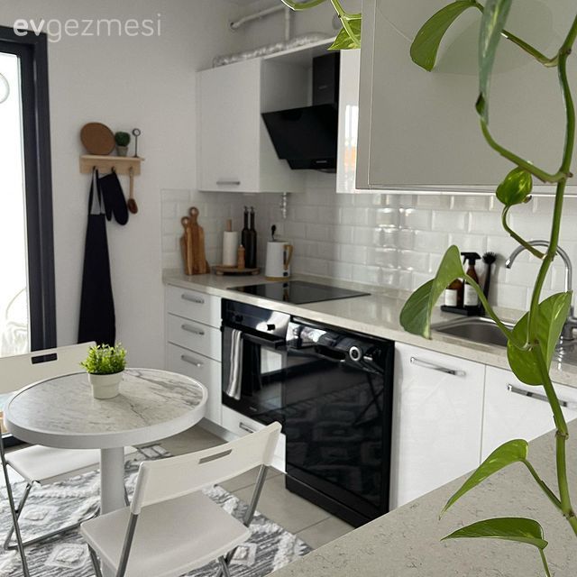 Mutfak, Beyaz mutfak, Beyaz, Siyah, Mutfak tezgahı, Mutfak tezgah arası, Tezgah arası seramik, Metro seramik, Seramik, Mutfak halısı, Sandalye, Mutfak masası, Davlumbaz, Ankastre, Ev bitkisi