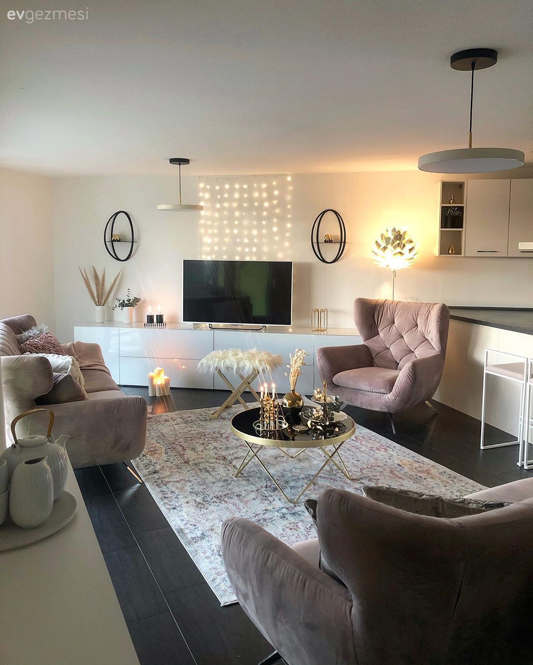 Salon, Modern, Pudra pembe, Bej, Krem, Siyah, Altın, Koltuk takımı, Orta sehpa, Sehpa, Sehpa üstü aksesuarı, Ev Aksesuar, Metal ayaklı sehpa, Yuvarlak sehpa, Yuvarlak ayna, Dekoratif ayna, Kırlent, Ev tekstili, Halı, Salon halısı, Tv ünitesi