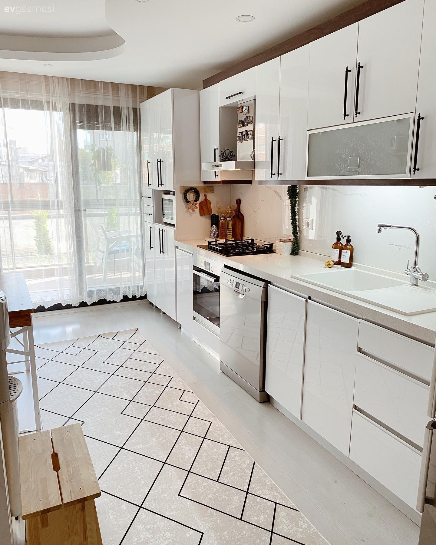 Mutfak, Beyaz, İskandinav, Mutfak tezgahı, Mutfak tezgah arası, Mutfak halısı, Mutfak masası, Mutfak rafı, Tül perde, Perde, Mutfak aksesuarları