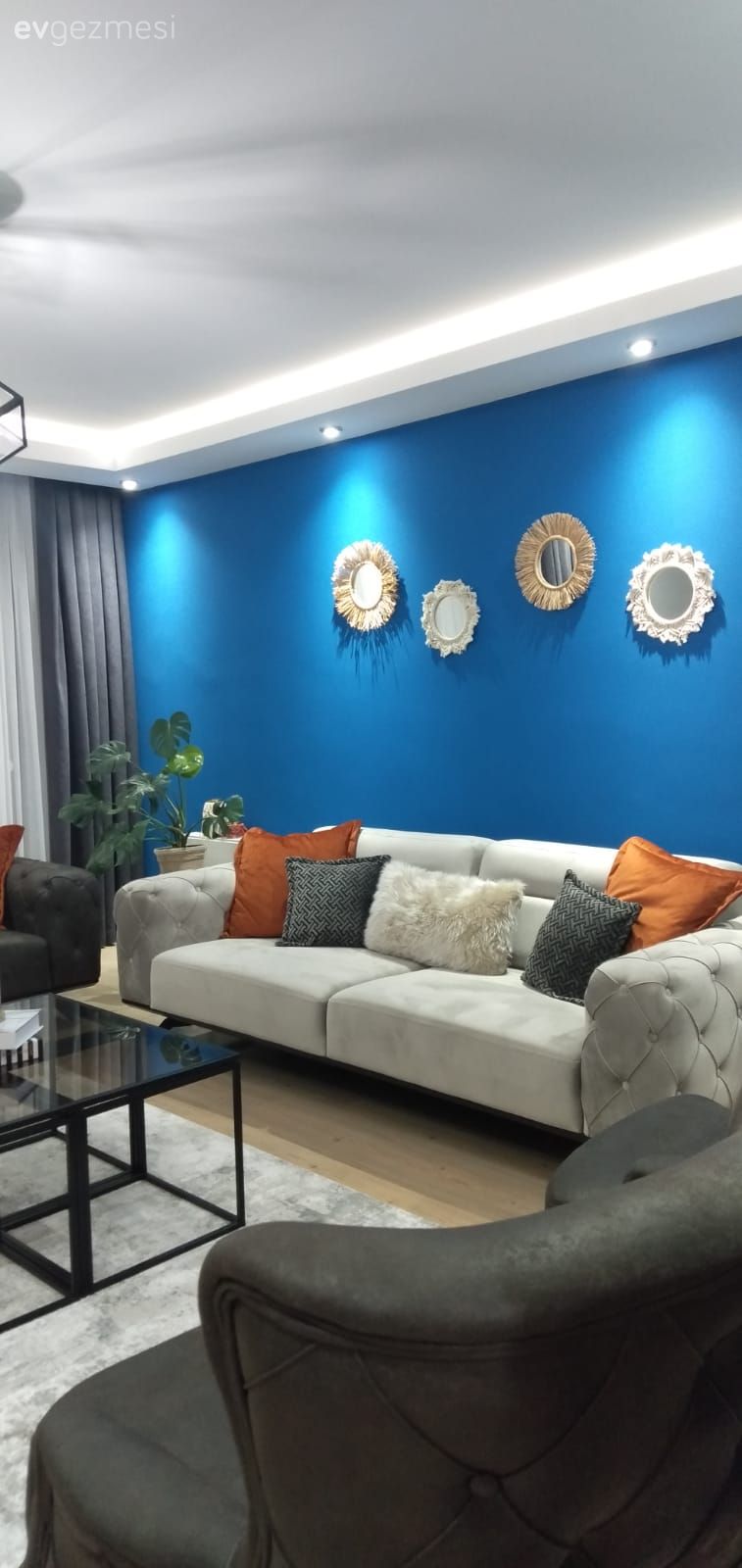 Salon, Modern, Mavi duvar, Gri, Antrasit  , Turuncu, Kırlent, Ev tekstili, Fon perde, Perde, Tül perde, Orta sehpa, Sehpa, Halı, Salon halısı, Berjer, Avize, Aydınlatma