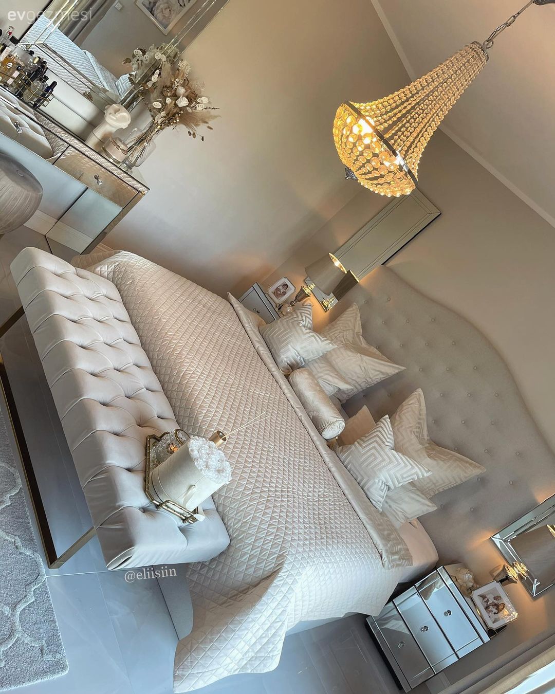 Açık Renklerden Vazgeçemeyen Bu Evde Altınlar Alanın Cazibe Kaynağı!