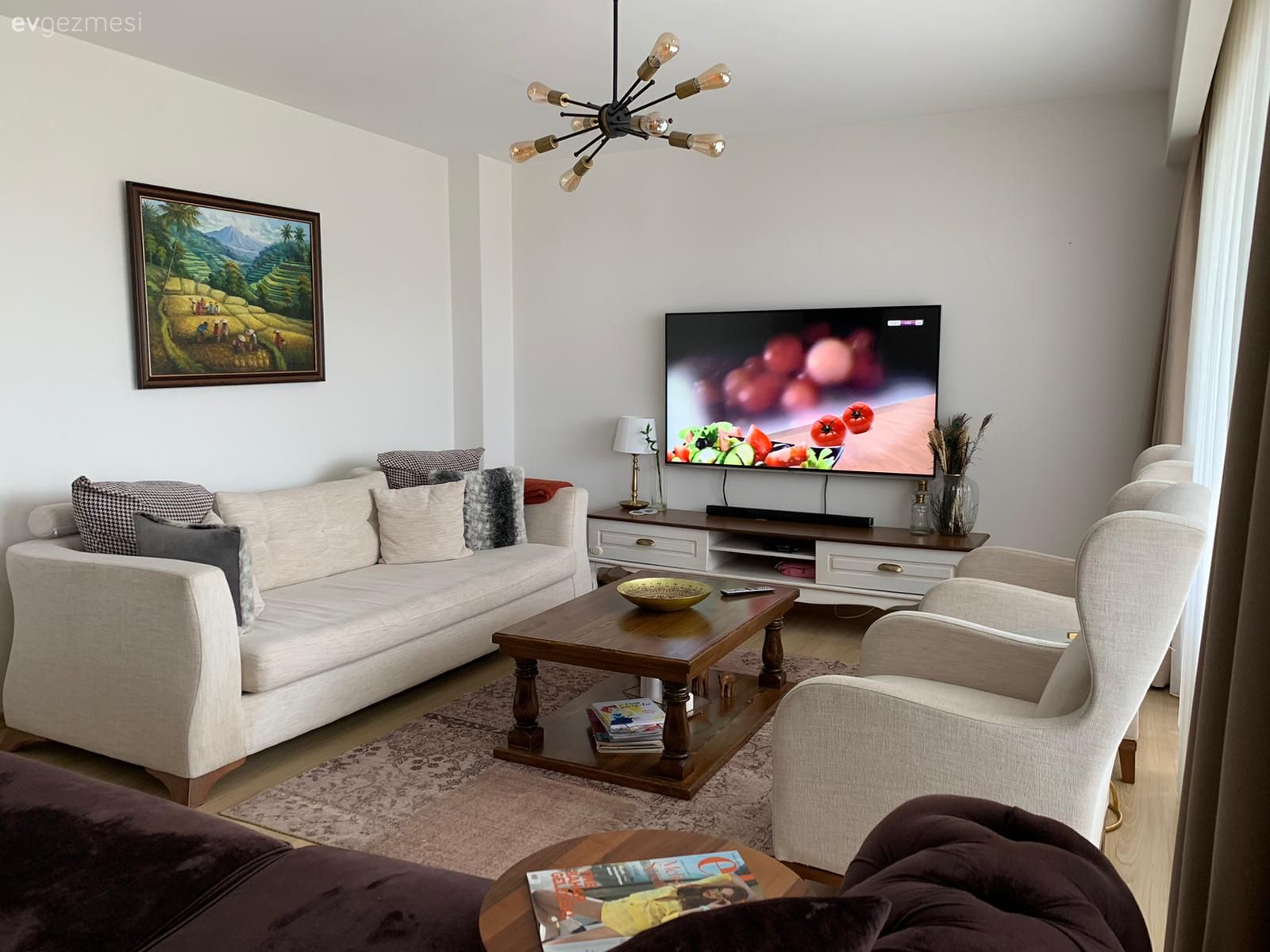 Salon, Country, Beyaz, Kahverengi, Ahşap Mobilya, Koltuk takımı, Kapitoneli koltuk, Orta sehpa, Sehpa, Halı, Salon halısı, Avize, Aydınlatma, Salon avizesi, Tablo, Duvar dekorasyonu, Kırlent, Ev tekstili