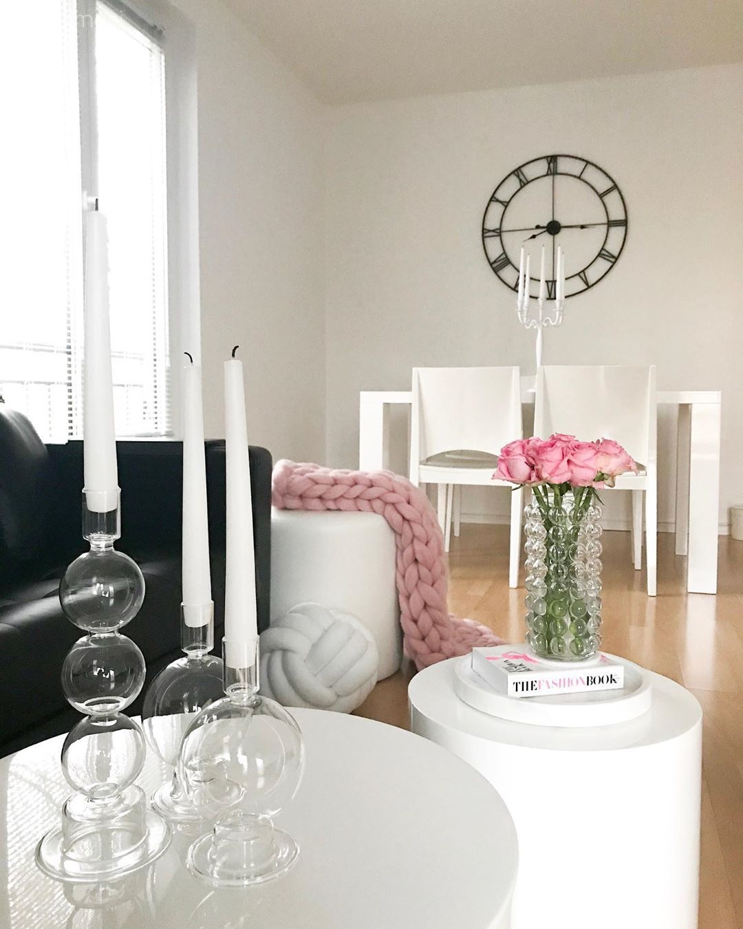 Salon, Siyah, Beyaz, Pudra pembe, Koltuk takımı, Tablo, Duvar dekorasyonu, Kırlent, Ev tekstili, Peluş, Sehpa üstü aksesuarı, Ev Aksesuar, Metal ayaklı sehpa, Sehpa, Puf, Yemek masası, Sandalye, Vazo, Duvar saati, Metal duvar saati