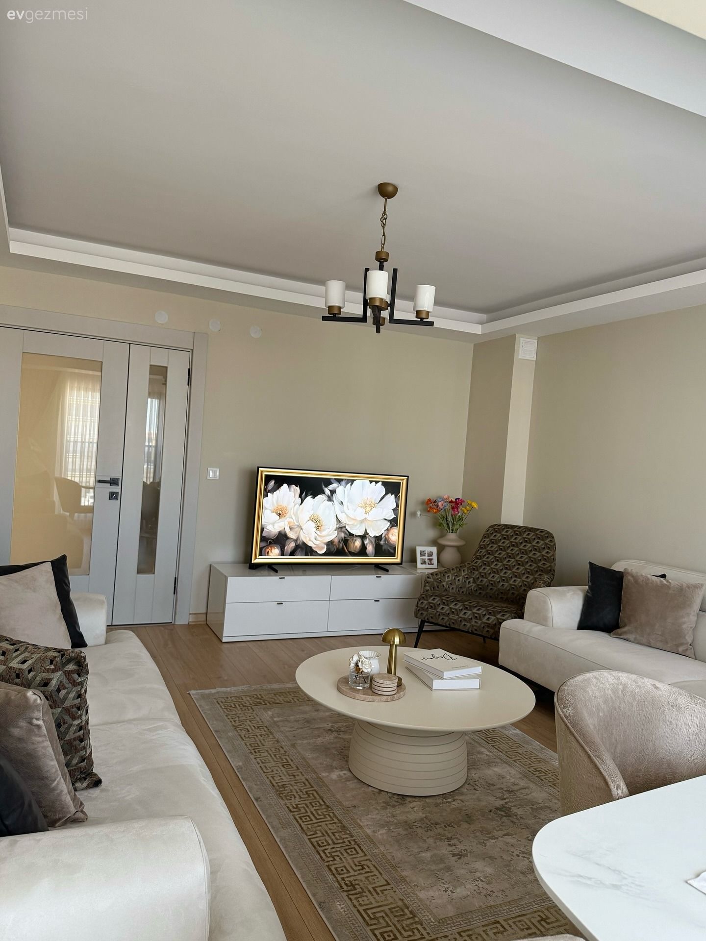 Bu Dikdörtgen Salonda Uyumlu Renk Paleti Esas Alınmış