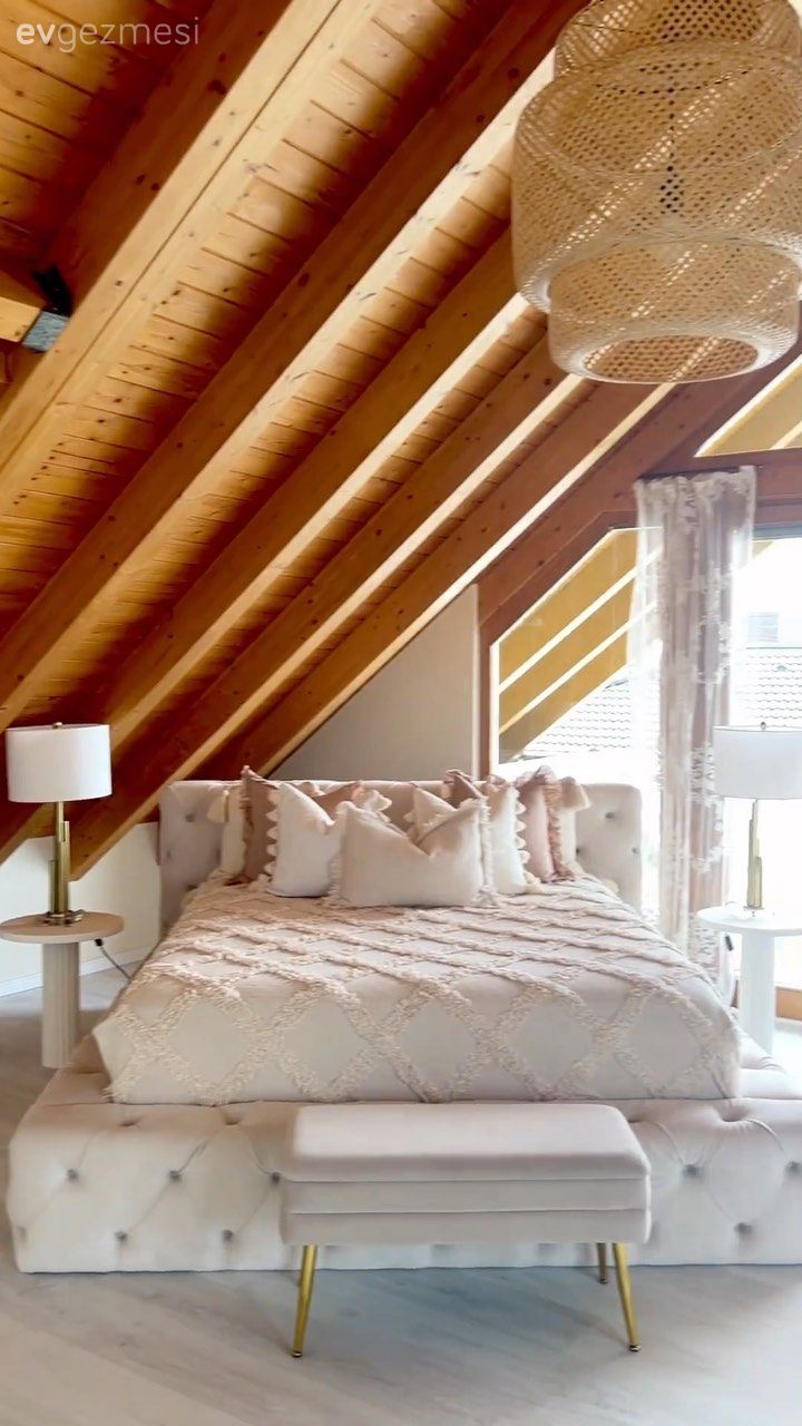 Çatı katı, Dubleks evler, Beyaz, Krem, Bej, Yatak örtüsü, Yatak Odası, Hasır avize, Abajur, Aydınlatma