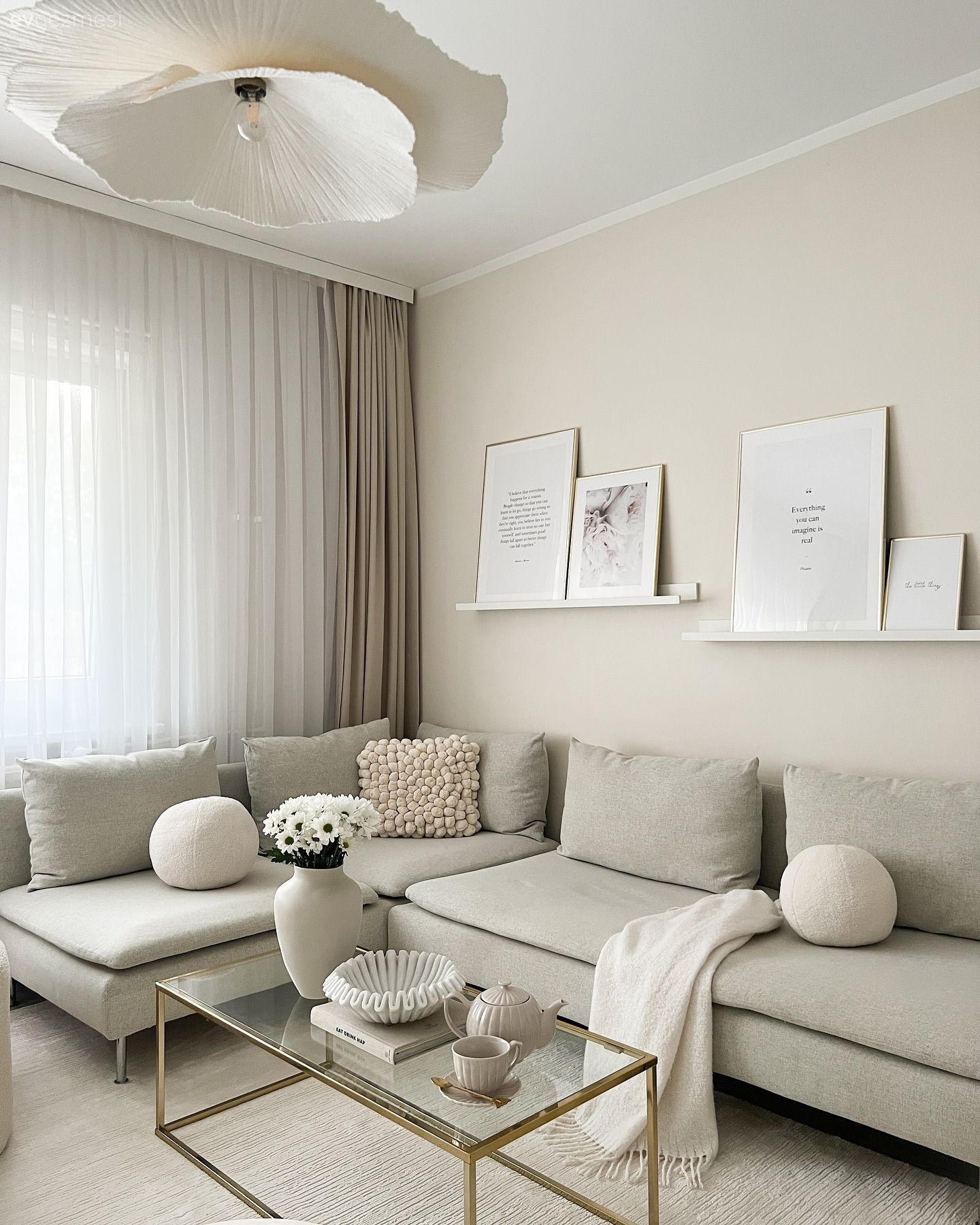 Salon, İskandinav, Beyaz, Bej, Gri, Köşe koltuk, Koltuk takımı, Fon perde, Perde, Tül perde, Cam orta sehpa, Orta sehpa, Duvar rafı, Duvar dekorasyonu, Avize, Aydınlatma, Salon avizesi