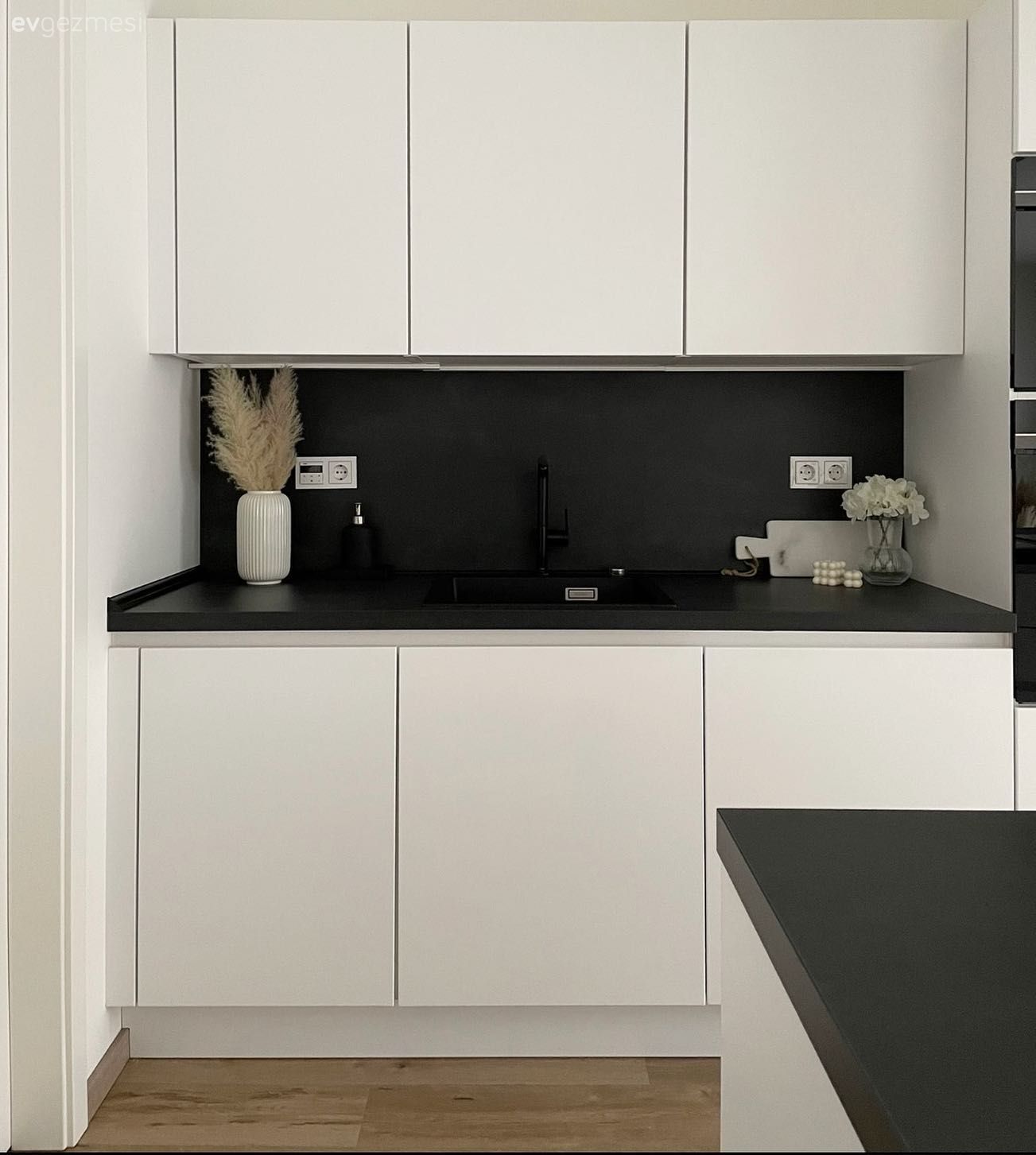 Ev Gezmesi: Minimalist ve Modernin Kesişiminde Bir Dekor