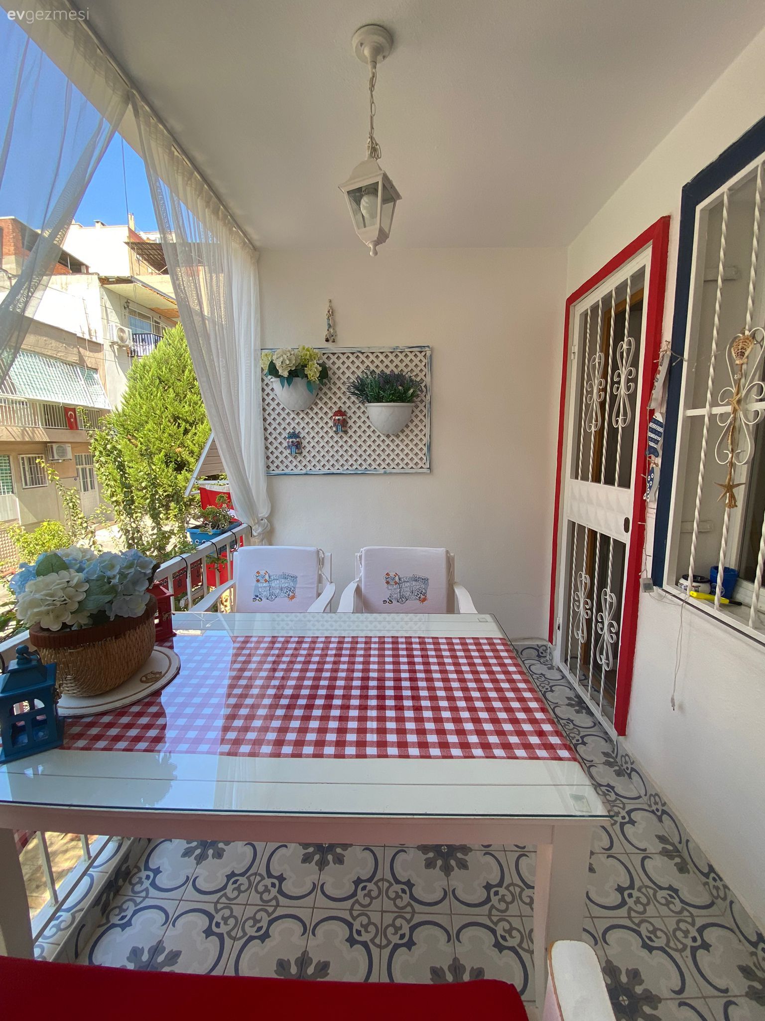 Bu Neşeli Balkonda Country Stil Sahil Esintileriyle Karışmış!