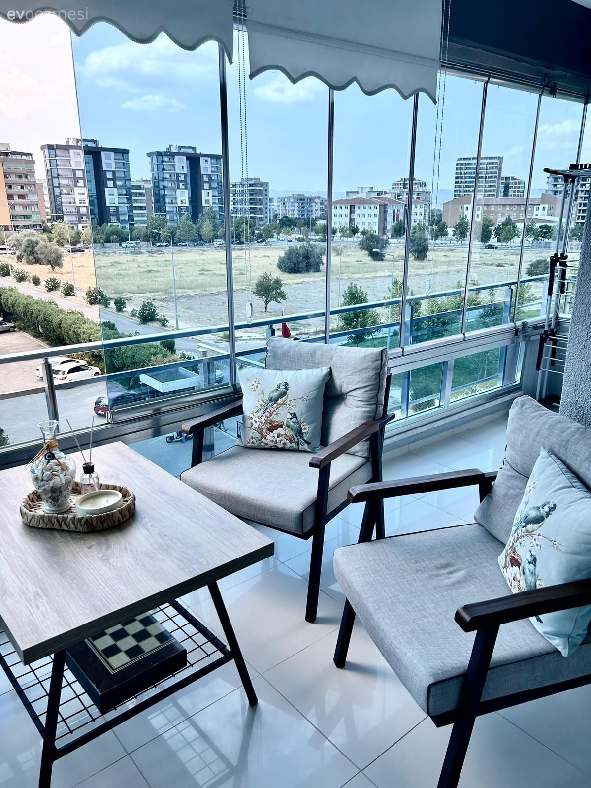 Balkon, Modern, Balkon masası, Balkon oturma grubu, Gri, Bej, Siyah, Kırlent, Ev tekstili, Kapalı balkon