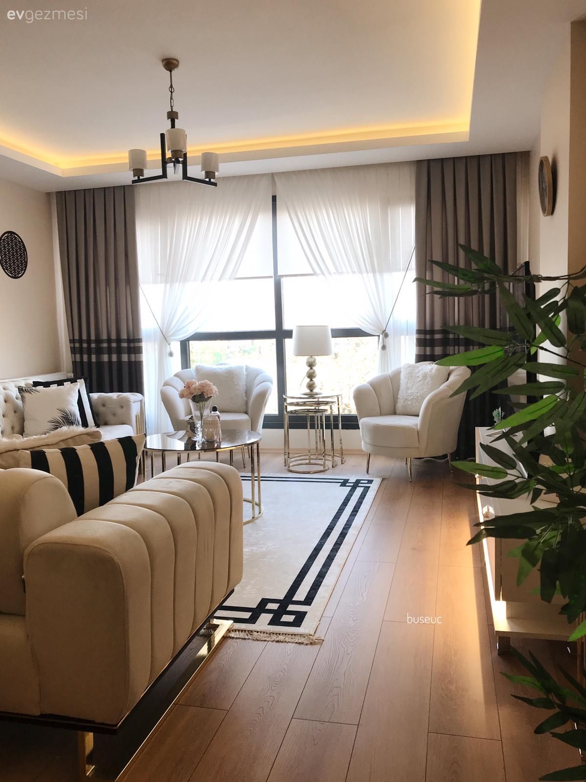Salon, Art deko, Modern, Beyaz koltuk, Koltuk takımı, Berjer, Fon perde, Perde, Tül perde, Yan sehpa, Sehpa, Orta sehpa, Avize, Aydınlatma, Ev bitkisi, Salon avizesi, Halı, Salon halısı, Çizgili desen, Desenler