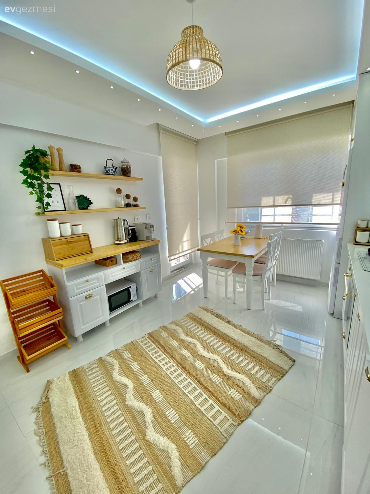 Mutfak, Beyaz, Kahverengi, Kahve köşesi, Mutfak rafı, Mutfak halısı, Mutfak zemin seramikleri, Stor perde, Krem, Bej, Mutfak Avize Modelleri, Sandalye, Mutfak masası