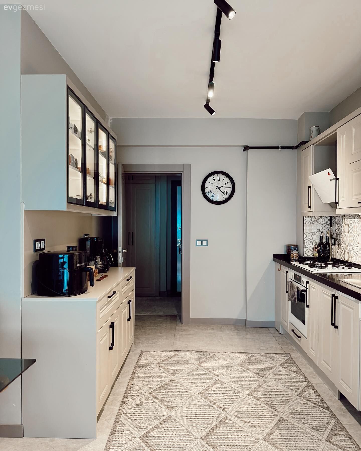 Beyaz ve Siyahın Ayrılamadığı Bu Mutfakta Her Şey Tam Kararında!