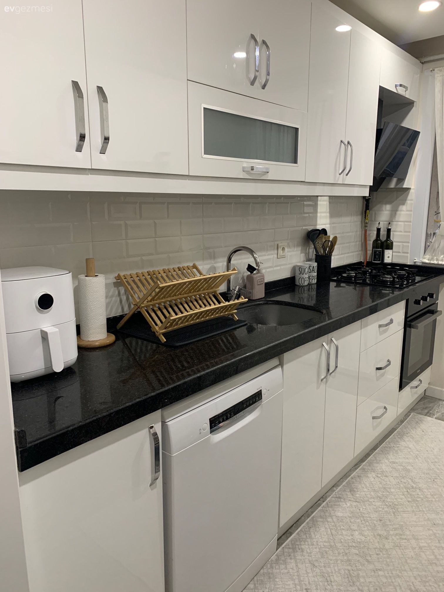 Bu İstanbul Evi Nötr Tonların Risksiz Uyumuna Teslim Olmuş