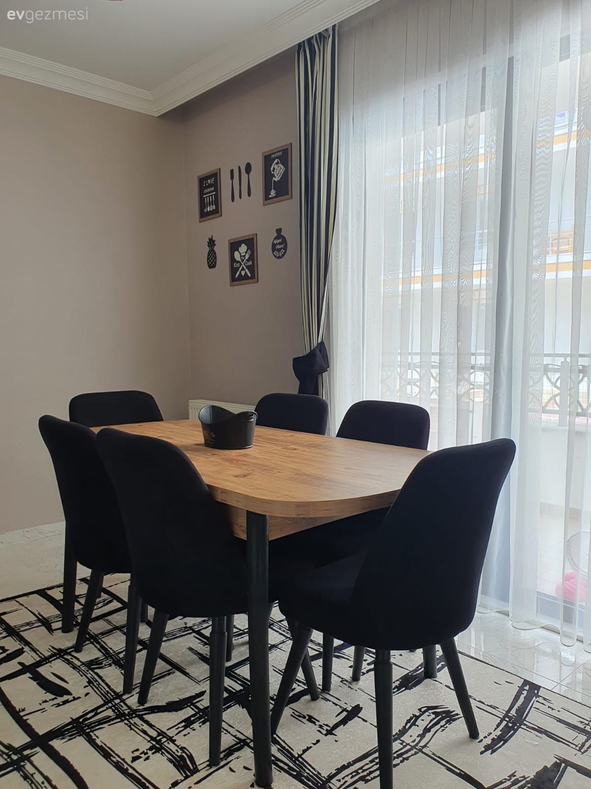 Mutfak masası, Sandalye, Mutfak halısı, Mutfak, Beyaz, Siyah, Mutfak perdesi, Tül perde, Perde, Mutfak duvar dekorasyonu