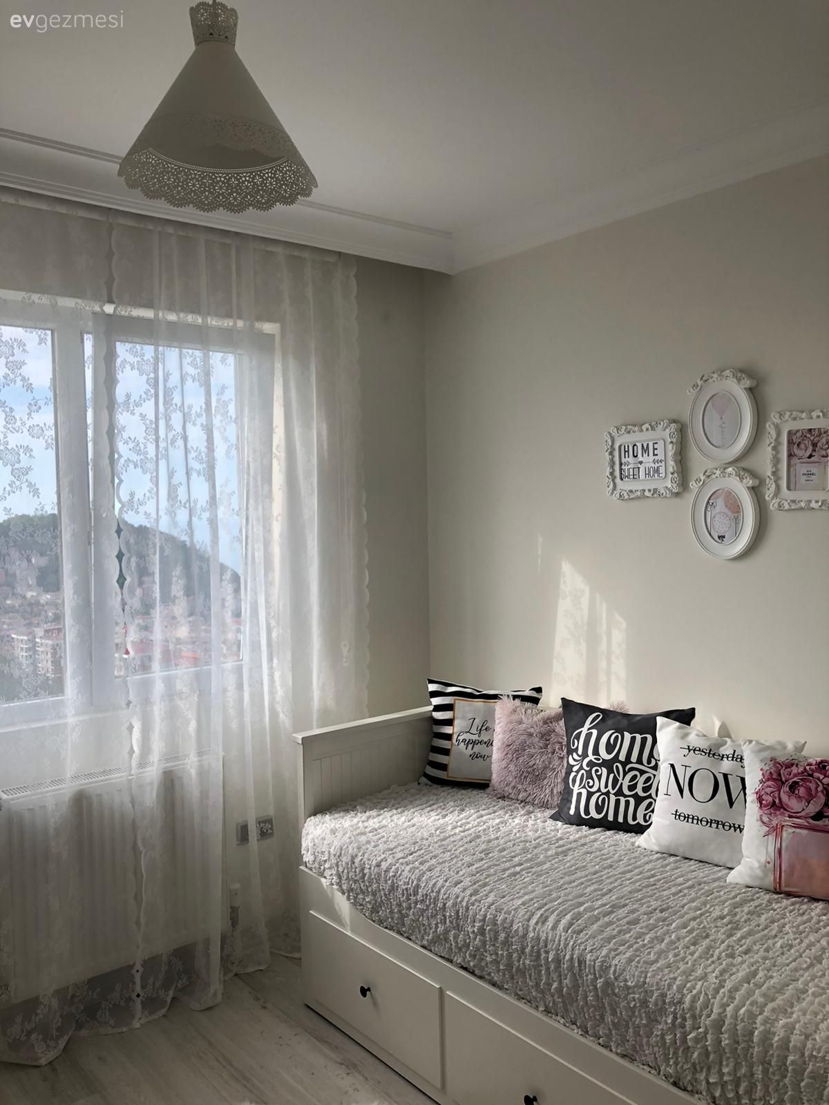 Oturma Odası, Sedir, Kırlent, Ev tekstili, Tül perde, Perde, Duvar dekorasyonu