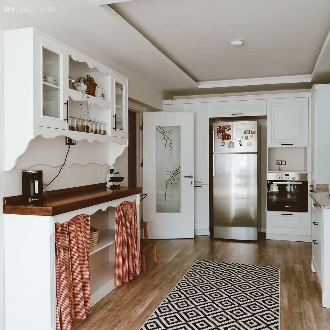 Mutfak, Beyaz mutfak, Siyah, Kırmızı, Pötikare kumaş, Ev tekstili, Kahve köşesi