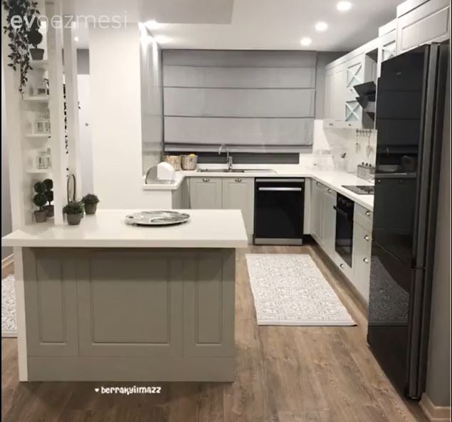 Mutfak, Amerikan Mutfak, Beyaz, Bej, Gri, Ada mutfak, Mutfak halısı, Halı, Mutfak perdesi, Katlamalı perde, Perde, Mutfak tezgahı, Mutfak tezgah arası, Spot aydınlatma, Aydınlatma, Mutfak aksesuarları, Shaker kapaklı dolaplar