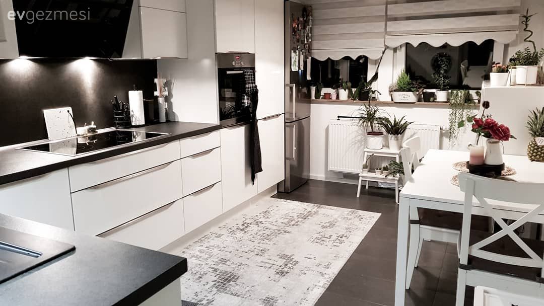 Mutfak, Beyaz mutfak, Siyah, Mutfak tezgahı, Mutfak tezgah arası, Tezgah arası seramik, Siyah tezgah, Davlumbaz, Halı, Mutfak halısı, Mutfak zemin seramikleri, Mutfak perdesi, Mutfak masası, Sandalye