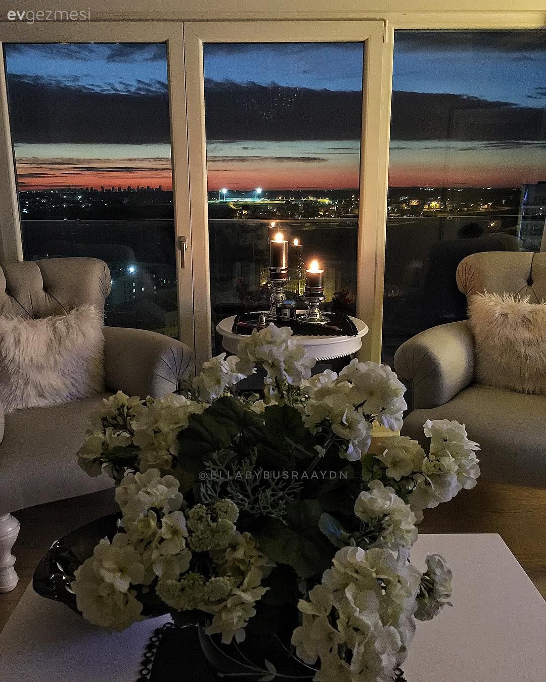 Salon, Gri, Çiçekler, Beyaz, Berjer, Kırlent, Peluş, Mumluk, Sehpa, Ev Aksesuar