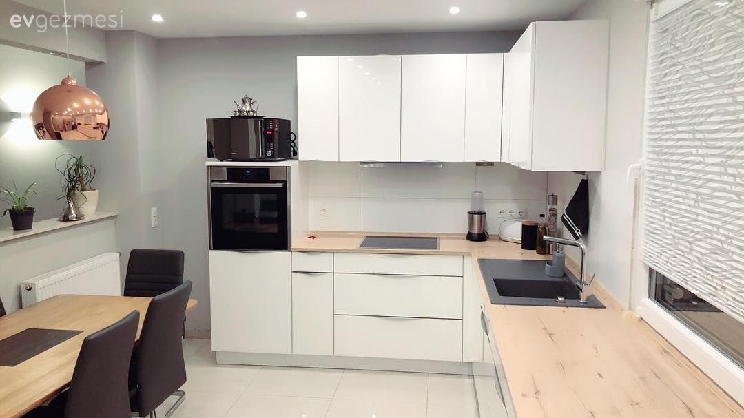 Mutfak, Beyaz mutfak, Modern mutfak, Ahşap mutfak tezgahı, Mutfak tezgahı, Mutfak perdesi, Perde, Mutfak tezgah arası, Ankastre, Mutfak masası, Sandalye, Ahşap masa, Mutfak Avize Modelleri, Ev bitkisi, Spot aydınlatma, Aydınlatma, Amerikan Mutfak, Bakır avize