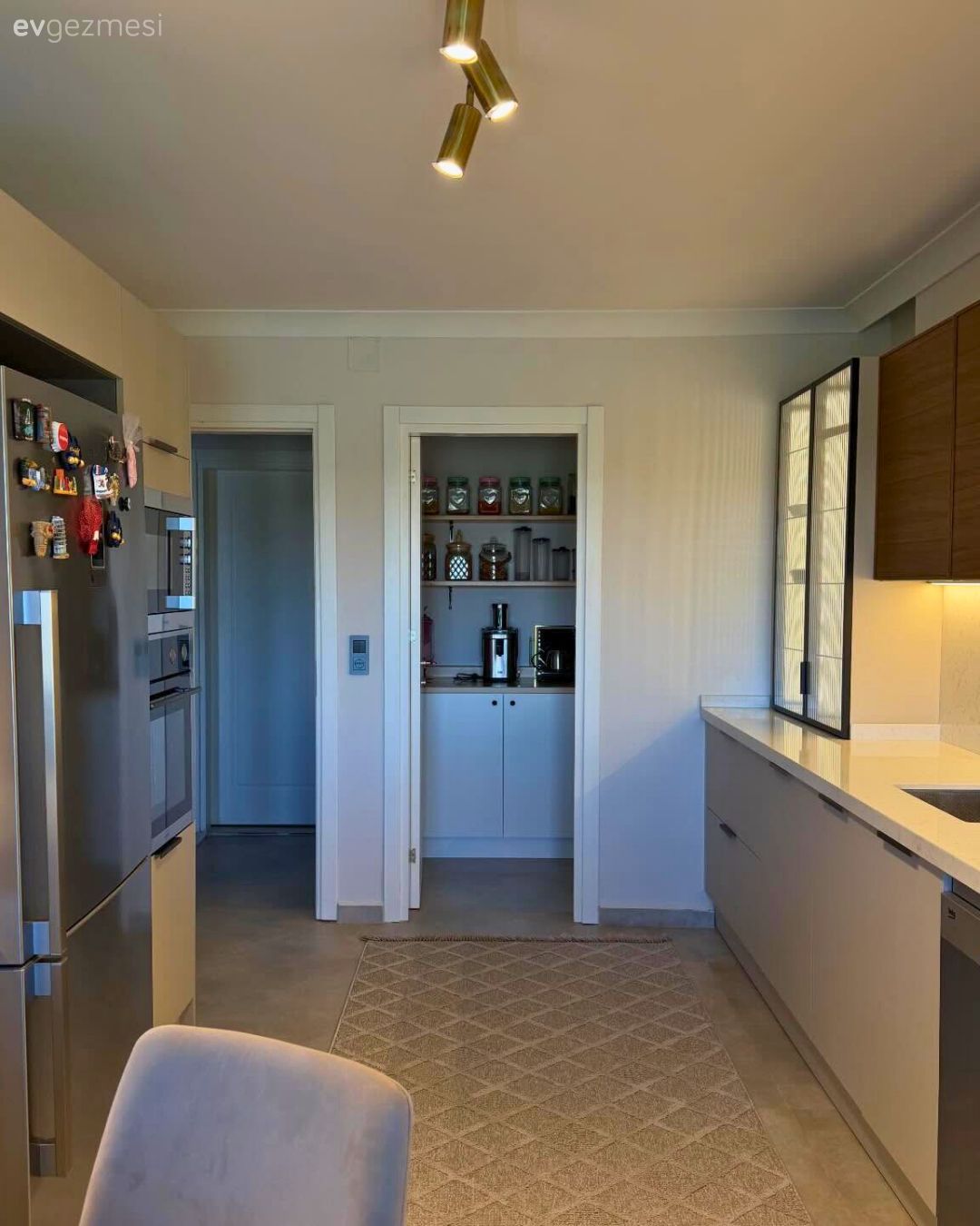 Koridor tipi mutfak, Mutfak, Modern, Beyaz ve ahşap mutfak, Mutfak tezgahı, Mutfak tezgah arası, Cam kapaklı dolap, Kiler, Mutfak halısı, Mutfak Avize Modelleri, Mutfak aksesuarları