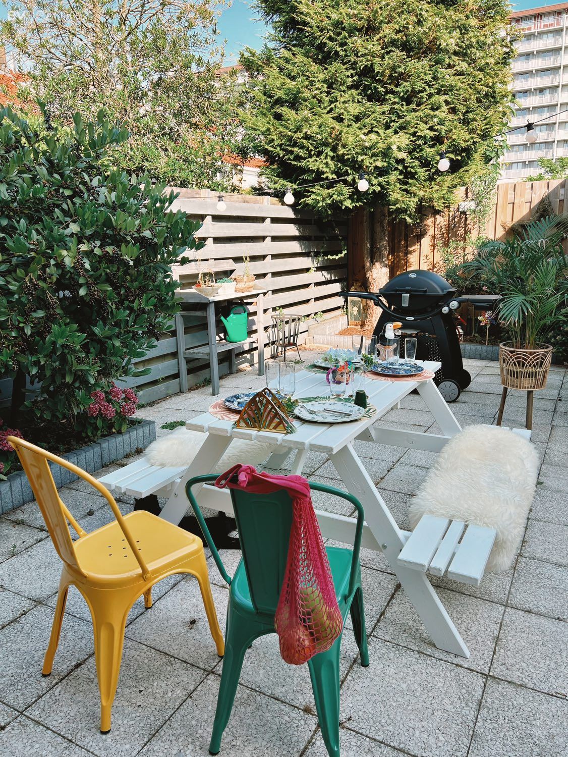 Bu Bahçeli Evin Karakterini Otantik Öğeler ve Canlı Pigmentler Belirlemiş!