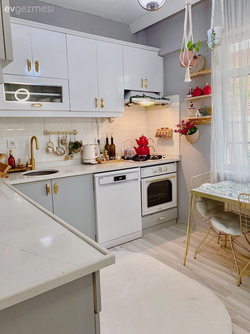 Mutfak, Beyaz, Altın, Mutfak tezgahı, Mutfak tezgah arası, Tezgah arası seramik, Metro seramik, Seramik, Mutfak aksesuarları, Metal sandalye, Sandalye, Mutfak masası, Mutfak halısı, Gri