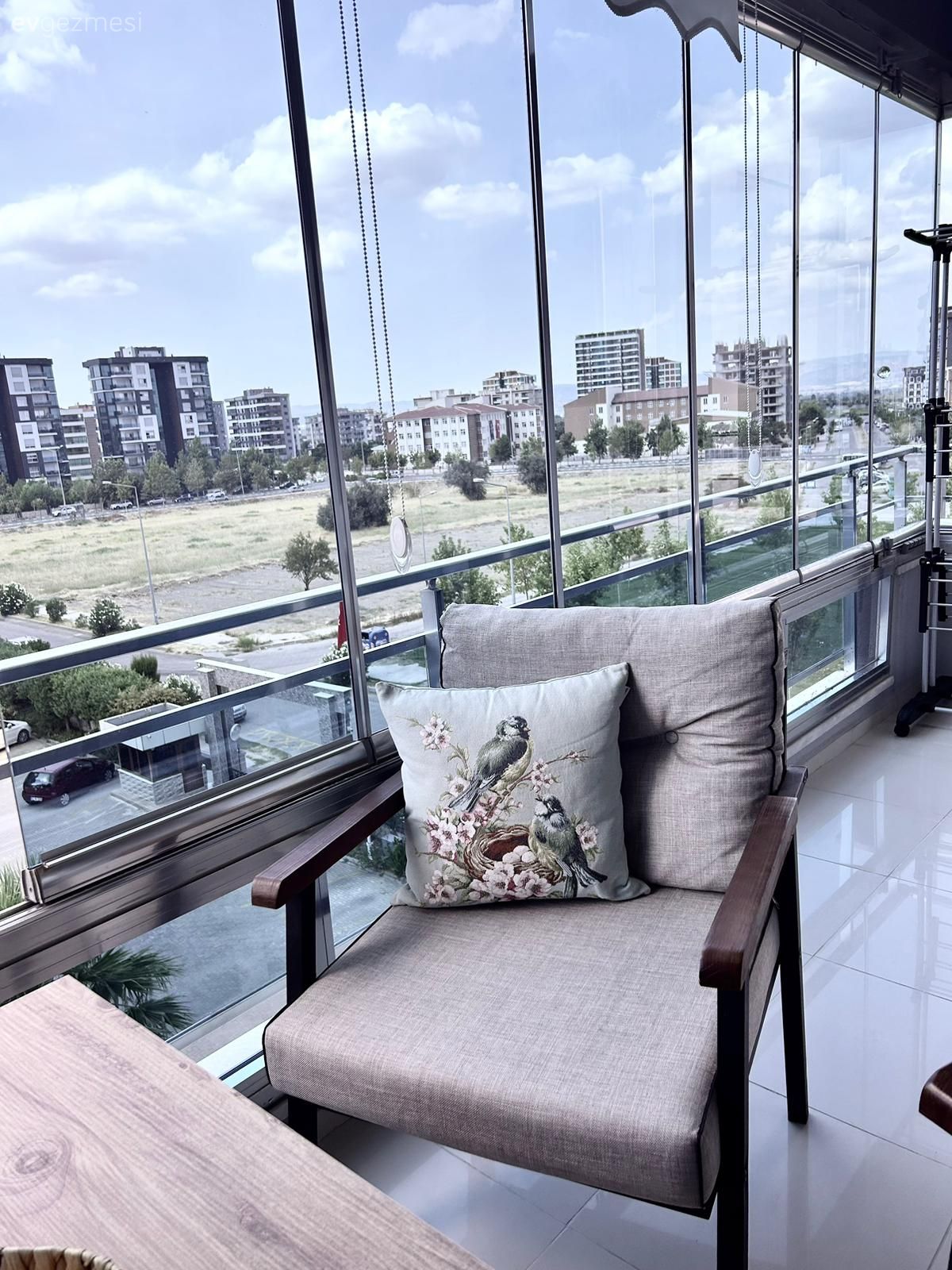 Kapalı balkon, Gri, Bej, Kırlent, Ev tekstili, Balkon oturma grubu, Balkon