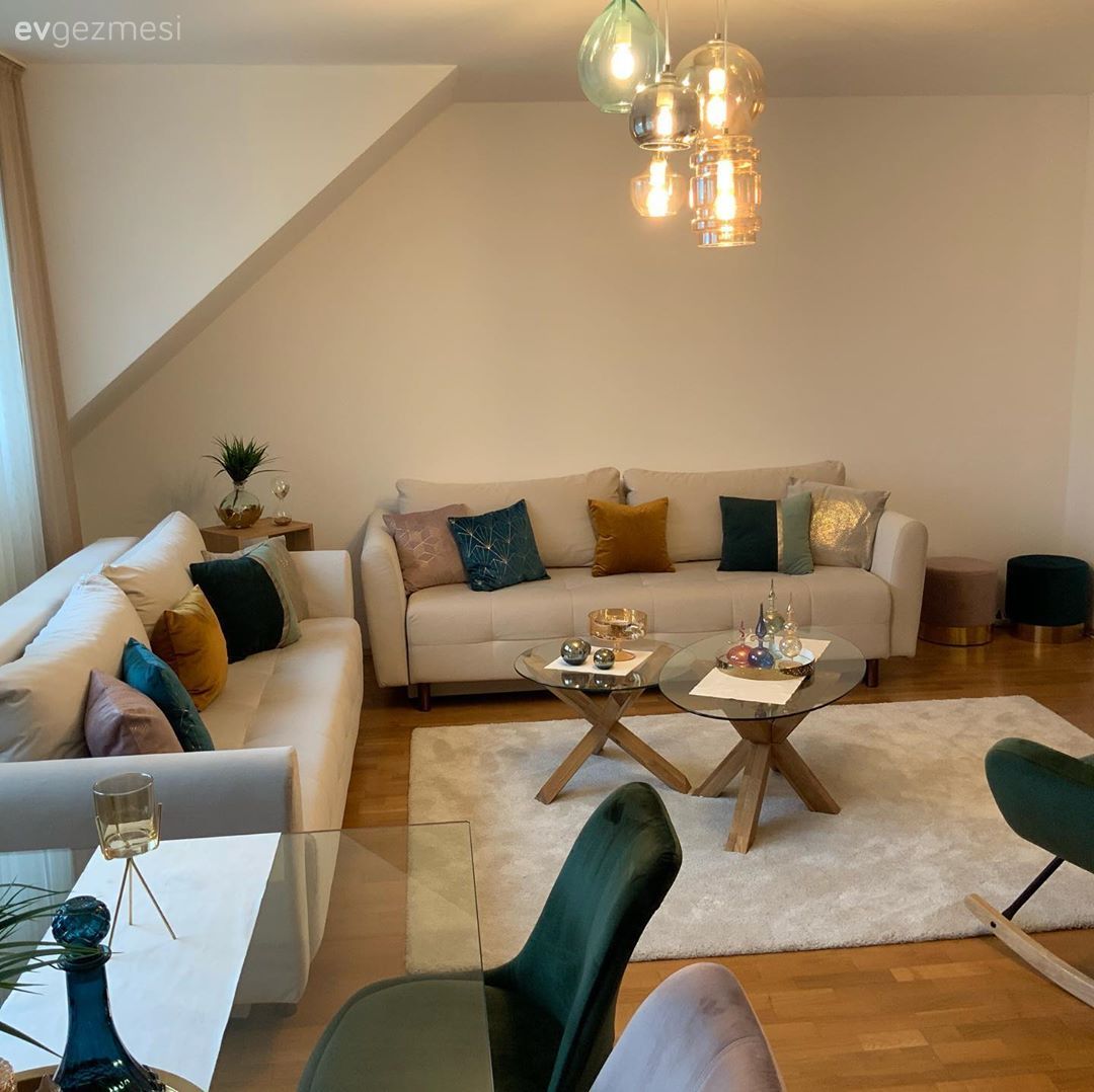 Ev Gezmesi: Canlı Renkleriyle İçleri Isıtan Bir Salon Dekoru