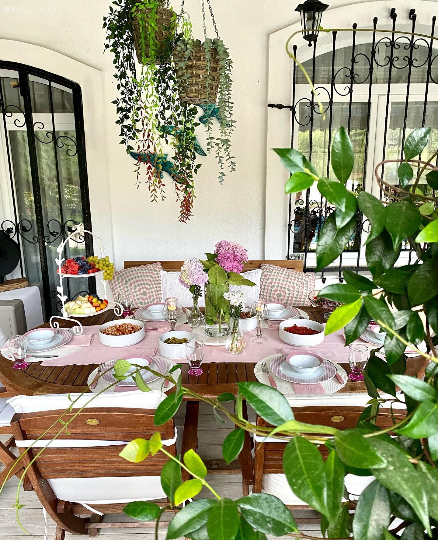 Bu Bahçeye Bakınca Keyifli Sohbet Ortamı Kendiliğinden Geliyor!