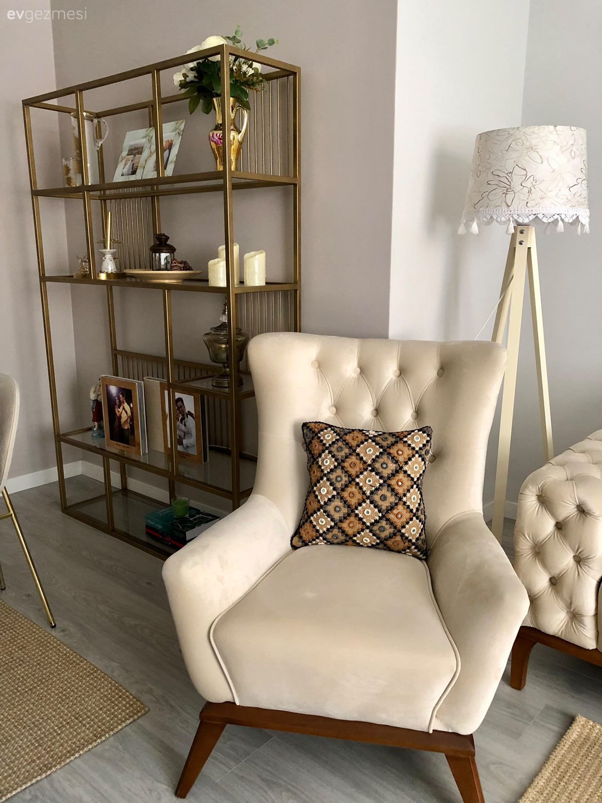 Altın, Bej, Krem, Lambader, Aydınlatma, Dekoratif Objeler, Kapitoneli koltuk, Koltuk takımı, Jüt halı, Halı, Kırlent, Ev tekstili